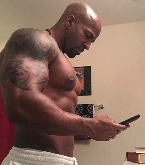 chawkletness:  Big niggas! 😍😍😍