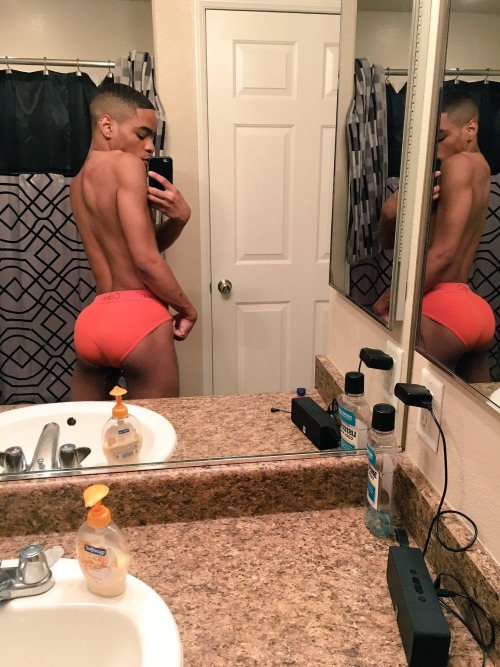 goodtime54:  lightskinnedboys:  Calvin’s never looked so good  Nice 💚