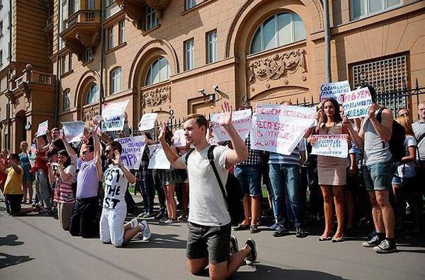 Russian students at U.S. Embassy in Moscow protest for #Ferguson. Solidarity matters. #MichaelBrown (via https://twitter.com/kharyp/status/503526476835487744/photo/1)