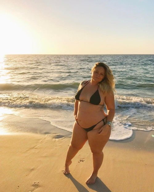 tallulah-moon:  I miss the ocean 😭🌊☀️ #tbt #pregnancy #bumplove #beachbum