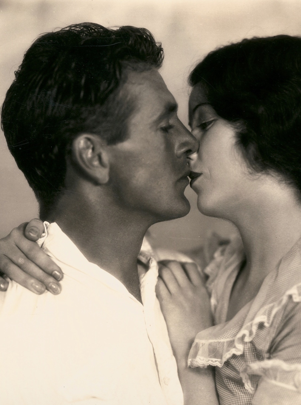 summers-in-hollywood:Gary Cooper &amp; Fay Wray in The First Kiss directed by
