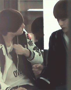 eggturd:  sekai sharing earphones (─‿‿─) 