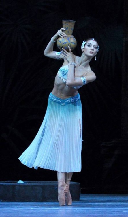 Ekaterina Kondaurova as Nikiya. La Bayadère Act I. Mariinsky Ballet. Royal Opera House, August 2011.