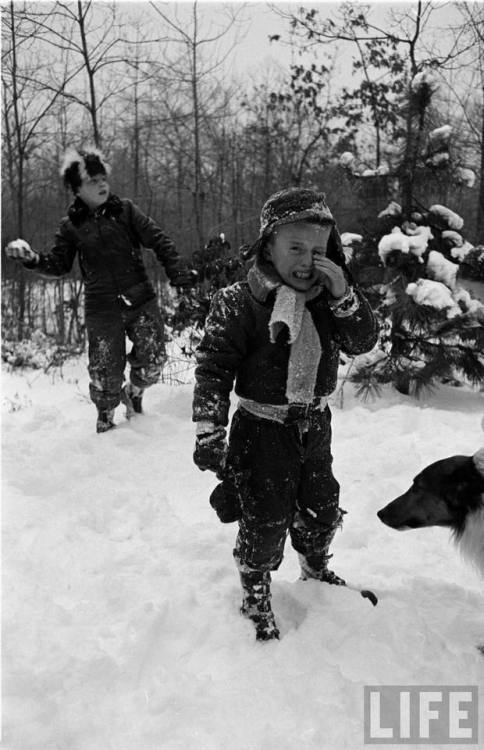 It’s all fun and games until someone loses an eye(Alfred Eisenstaedt. 1954)