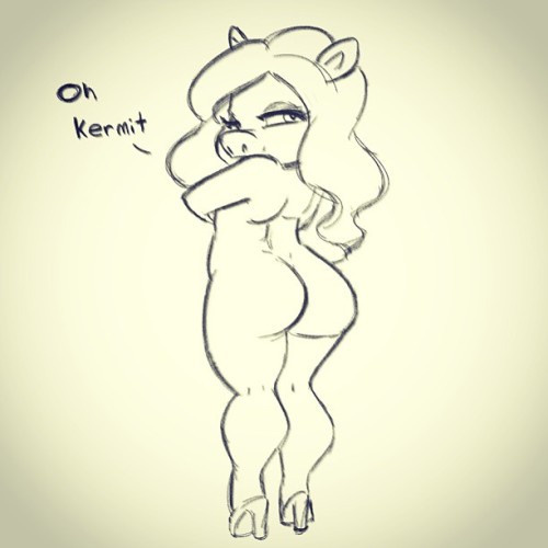 As requested by @makeupbysusu to bring sexy back, I give you Miss Piggy #misspiggy #drawing #sketch 