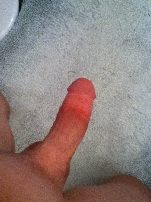 nakedguyselfies:  nakedguyselfies.tumblr.com  If you’re a Hot Fit Young Guy going