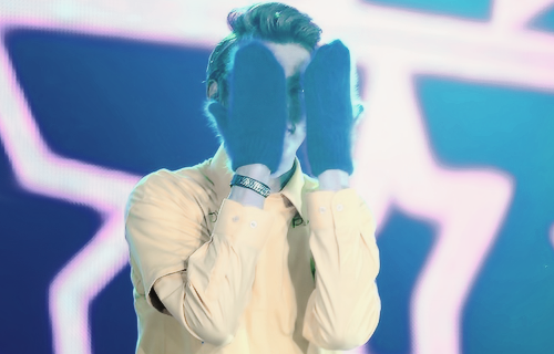 fan-qins:  ⓒ Kris being /)__(\  He has yaoi hands.