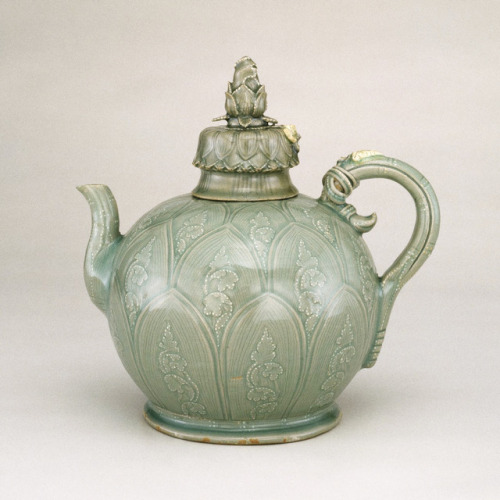 This wine pot is considered one of the finest Korean ceramics in the West. Why? Because of its cool 