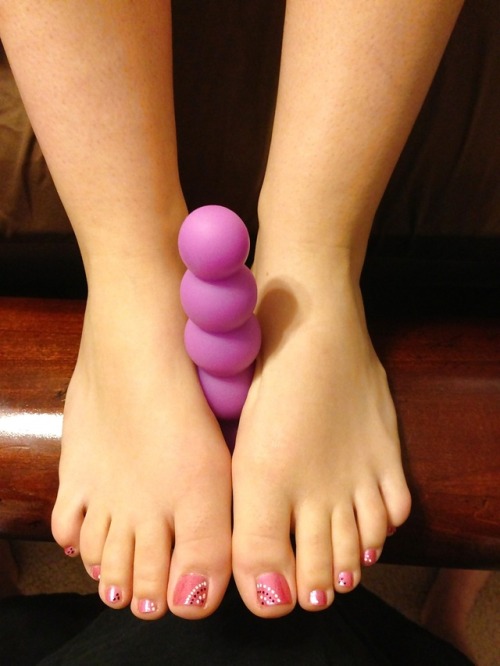 onlythebesttoesucker:That a girl, always good to know how to give a foot job!