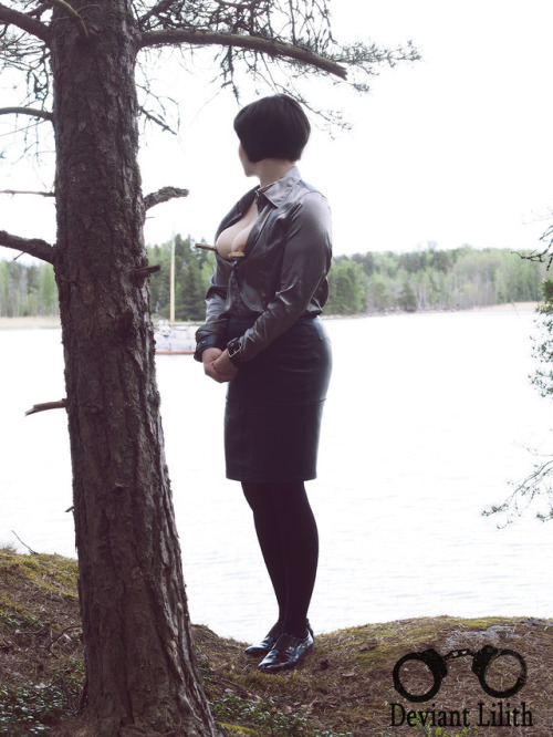 leoandlilith:  Outdoor slave