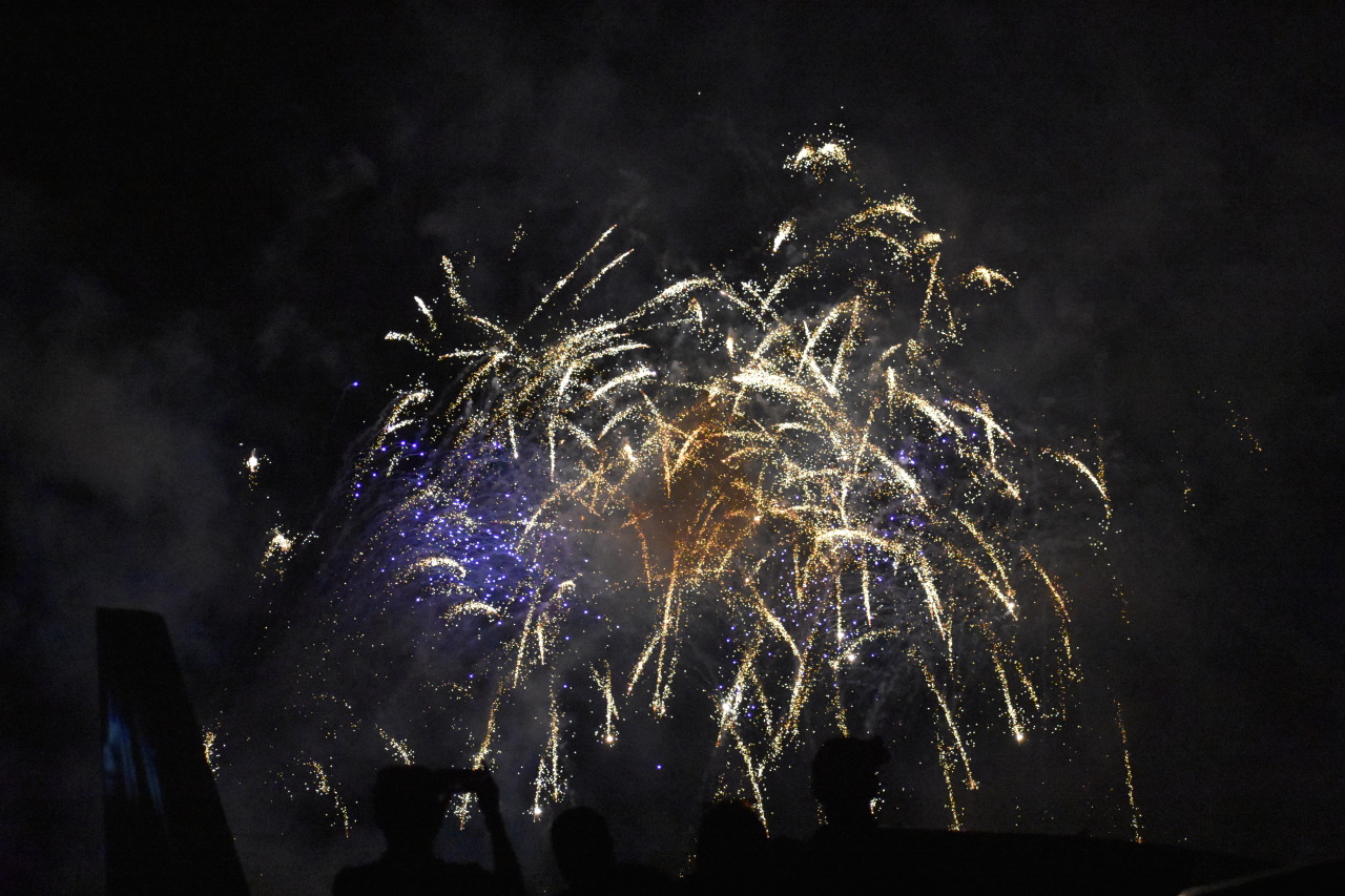 The Stonecutters Guild, Airshow fireworks are the best fireworks