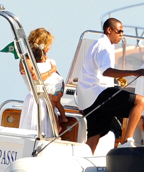 girlsluvbeyonce:Beyoncé, Jay Z and Blue Ivy in Nerano, Italy