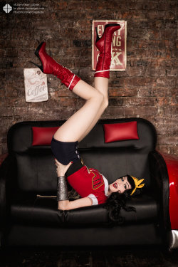 hotcosplaychicks:  Bombshell Wonder Woman by tniwe   Check out http://hotcosplaychicks.tumblr.com for more awesome cosplay 