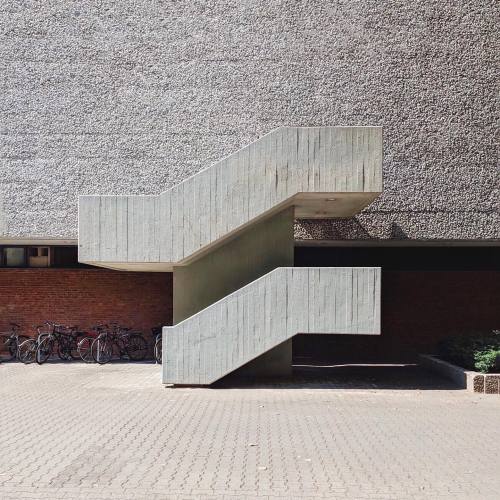 bosch:Concrete stairs at @akademiederkuenste #akademiederkuenste #concrete #hansaviertel https://ins