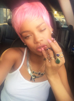 beyonseh:  “@rihanna: Wiggin out!!” 