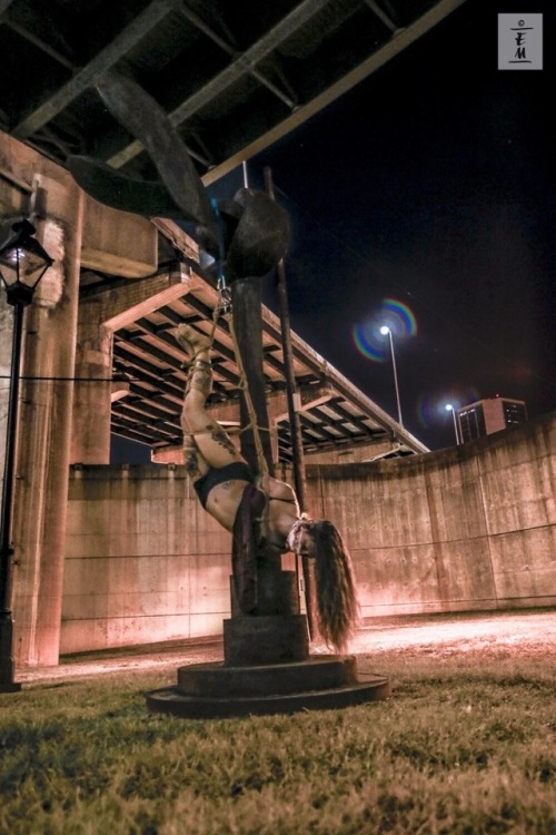 littleropeisean:  Rope bombing in RVA 2017 images and rigging by @em-ties rope is m0cojute