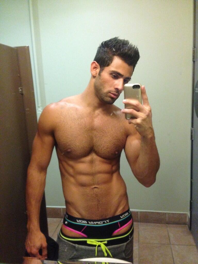 vinemales:  Murray Swanby taking a #saturdayMorning #selfie #hotguysonvine #shirtlesssaturday