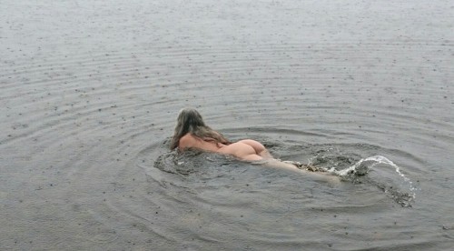 the-j-t-me: Rain doesn’t matter for nudist life…