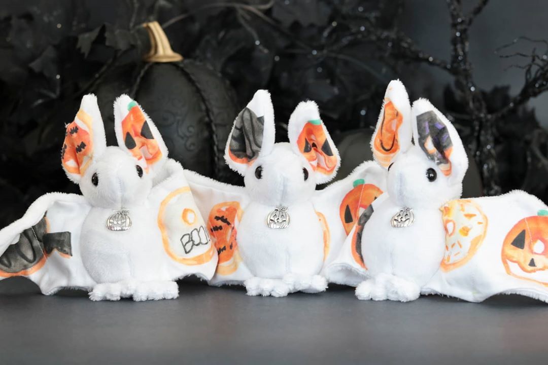 BeeZeeArt - Hide all your carrots! A vampire bunny is