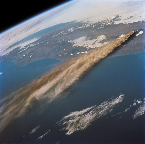Kliuchevskoi Volcano photographed from 115 nautical miles above Earth [4095 x 4076]