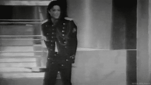micljaxn:Only Michael Jackson can make a grown black man scream frantically just by walking.