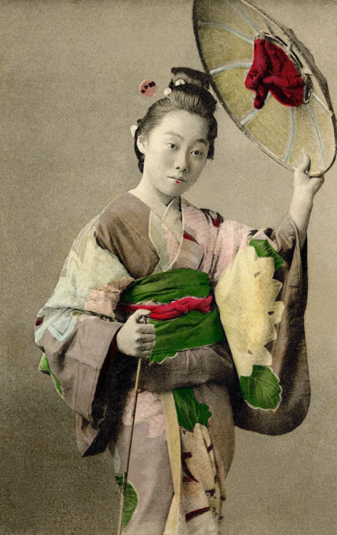 A Tokyo Geisha wearing a Tsubo-shozoku (travelling outfit) consisting of a Kosode (short-sleeved kim