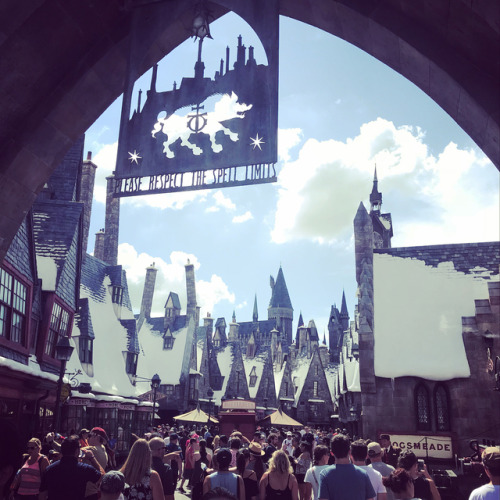 chriscolfernews:chriscolfer Finally made it to Hogwarts!!! Thanks for having us @universalorlando!#t