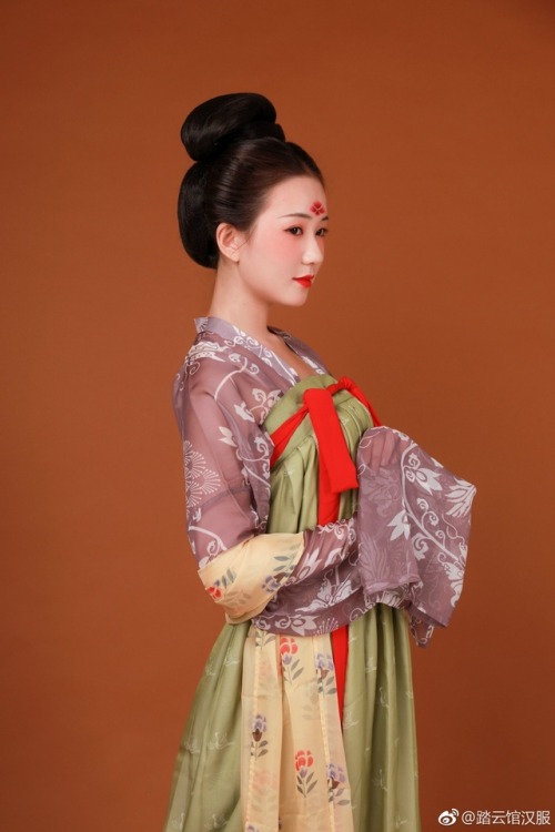 Traditional Chinese hanfu by 擷秀 and 踏云馆