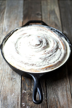 sweetoothgirl:   Giant Cinnamon Roll Skillet  