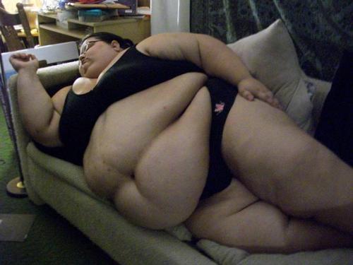 feederismdaily:ssbbwfeedee91:Mmmmm im at the top pic. Eating to eventually look like this gorgeous fatty on the bottom yummEat up piggy!