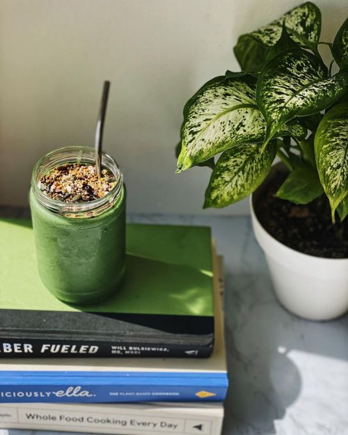 Green smoothies always hitting the spot ✨Frozen bananaKale & spinachSpirulinaFlaxAlmon