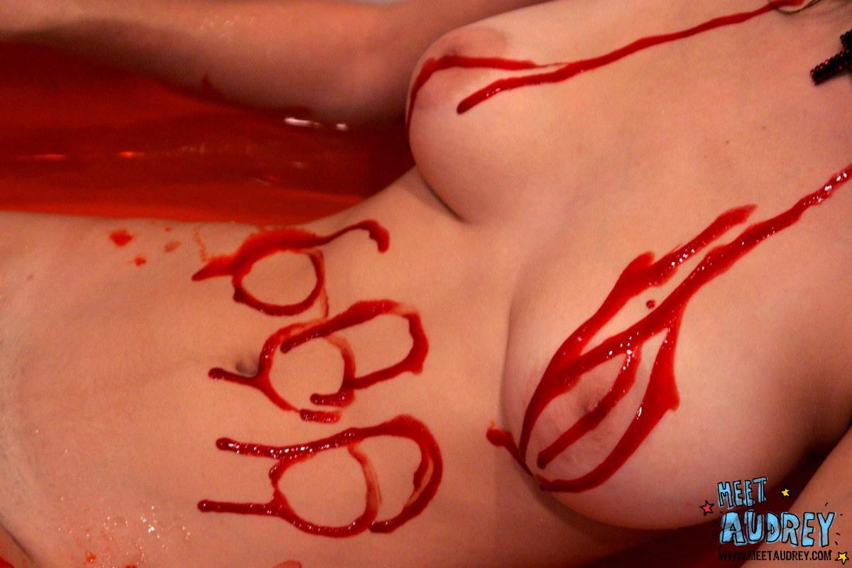 pornodora-lovepussy:  Bloody bath passionate girl blood.. 