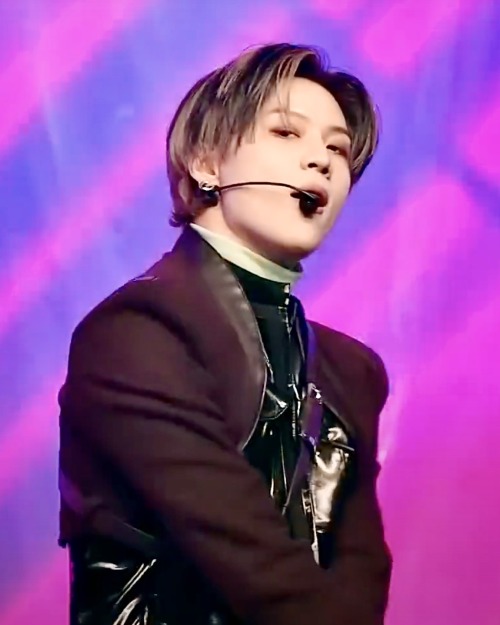 taeminupdates:Taemin in the performance stage of SHINee’s Don’t Call Me