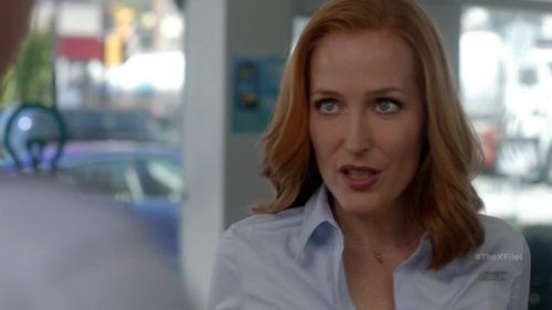 celebritycaps:Gillian Anderson expertly negotiating a cell phone deal