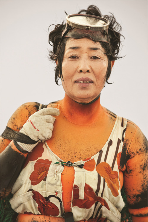 fozzie: luminoussea:The Sea Women of South Koreaphotographs by Hyung S. Kim“For hundreds of years,