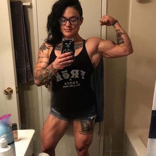 WE LOVE MUSCULAR GIRLS