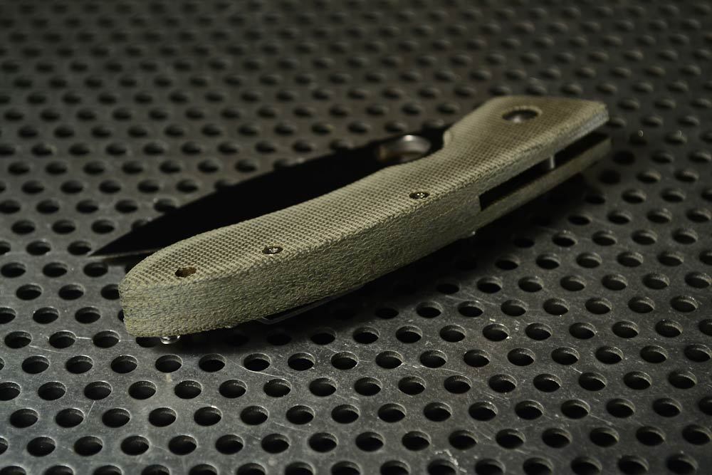cuscadi:  Old skool Spyderco Lum with custom made micarta scales.