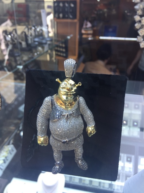 grungespuud:YO OKAY SO I WAS IN THE DIAMOND DISTRICT IN NYC JUST CASUALLY WINDOW SHOPPING AND SHIT, 