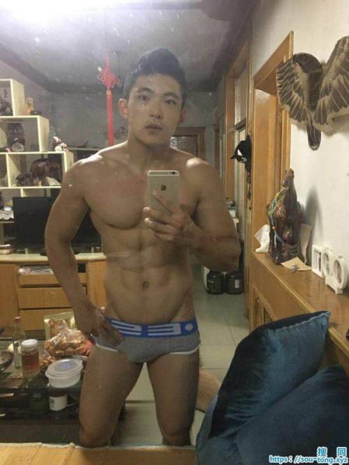 siamcuteboy: surfsurf69: asiancock86: ■被假女號釣到的微博健身明星紅人兼模特兒鹹蛋家超人氣肌肉直男主播被調教大秀肌肉洗澡大射精的超帥人氣肌肉直男…荊