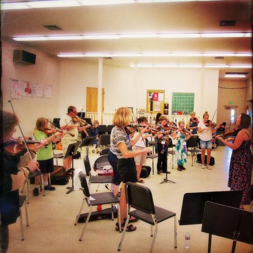 <p>And here I am in my happy place. Fiddles up! #workshoplife #weiser #fiddle #oldtime #georgiashuffle  (at Weiser High School)</p>