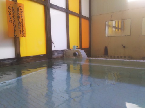 miso-kuso-bonjour: 川汲温泉 明林荘函館市の川汲川沿いにある昔ながらの佇まいの温泉旅館です旅館といっても、現在は日帰り入浴のみ高齢のお婆さんが1人で湯守をしているそうです話好きな方で