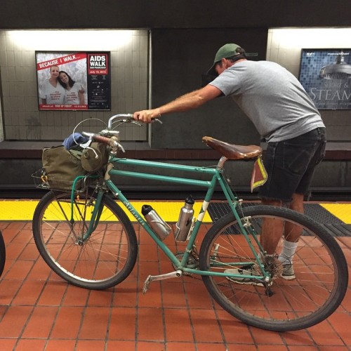 thebicycletree: Not sure why he’s ducking, he’s still in the shot. #rivendell @rivbike #SANFRANCISCO