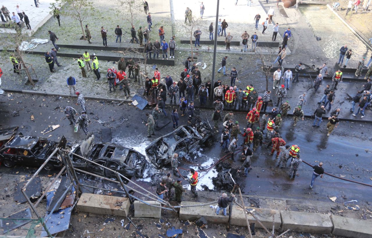 Explosión de un coche bomba en el centro de Beirut Al menos cinco personas murieron hoy, entre ellas el exministro libanés de Finanzas Mohamed Chatah y más de 50 resultaron heridas. (AFP)