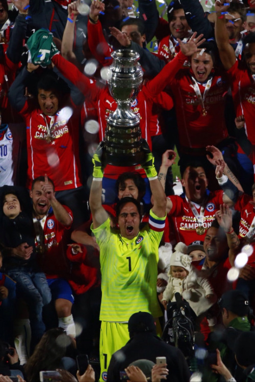 damonstilinskibelikov:  La sonrisa no me la borra nadie , la marraqueta estaba más rica que nunca #ChileCampeónCopaAmérica2015“Gracias mi Roja querida por darle esta felicidad a todos los Chilenos <3"