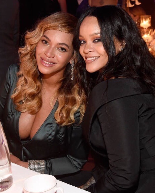 fatandbougie:  drnkonlove:  BEYONCÉ + RIHANNA  i never noticed this but now that
