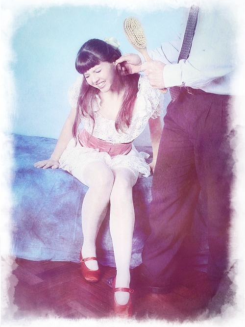 Daddy’s in charge, young lady.  [Model is Rosaleen Young.]  :)