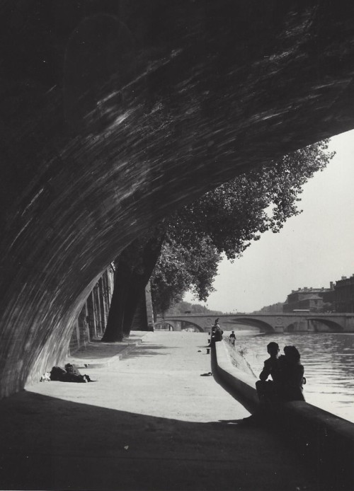 poetryconcrete:Couple along the Seine, photography by Kees Scherer, 1954-1959, in Paris. 