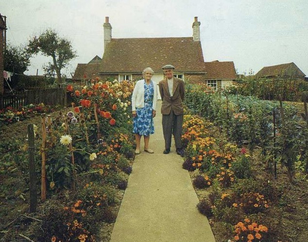 yellowfangofstarclan:   This elderly couple took a photo in their small garden outside