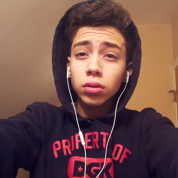 b0mbshell101:  i follow back(: 