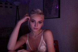 5yydney:  did my makeup and posed in a bra,